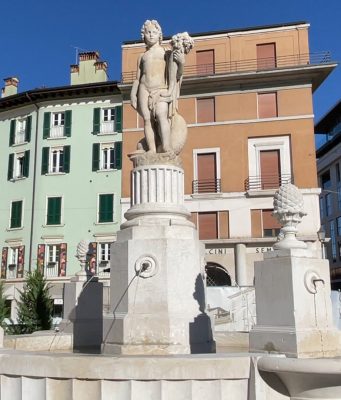 La fontana di piazza Mercato (con la sua statua) torna a nuova vita