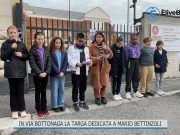 In via Bottonaga la targa a Mario Bettinzoli. E gli studenti lo ricordano