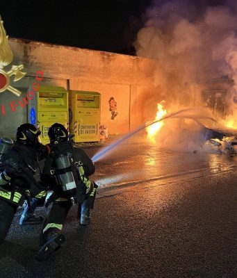 Paderno, auto rubata ritrovata in fiamme