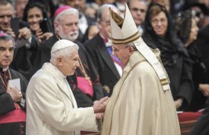 L’appello del Papa: “Preghiamo per Benedetto XVI, è molto malato”