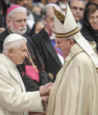 L’appello del Papa: “Preghiamo per Benedetto XVI, è molto malato”