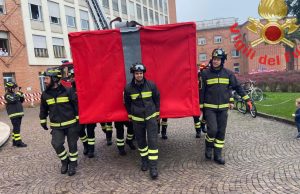 Un augurio speciale al Civile con i Vigili del Fuoco