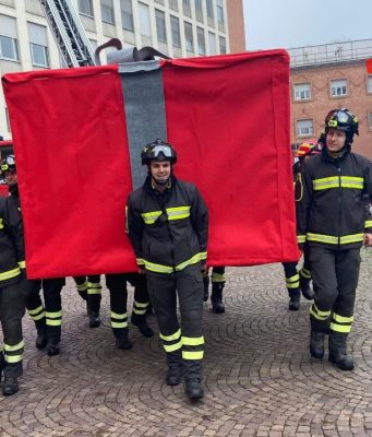 Un augurio speciale al Civile con i Vigili del Fuoco