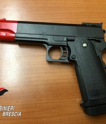 Tentano la rapina con una pistola giocattolo. Tre giovani in manette