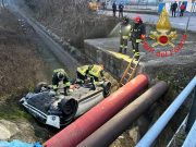 Dopo lo scontro, l’auto finisce nel canale. Un ferito