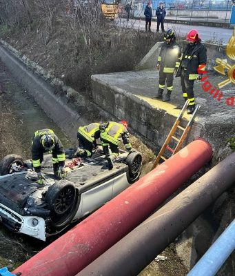 Dopo lo scontro, l’auto finisce nel canale. Un ferito