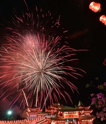 Malesia: Nuovo anno cinese celebrato con fuochi artificiali e luci