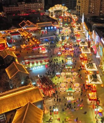 Cina: Shenyang, celebrazioni Festa di Primavera in fiera in un tempio