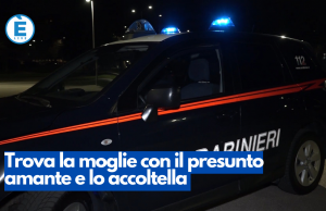 Trova la moglie con il presunto amante e lo accoltella