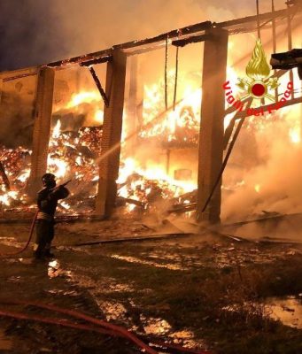 Pauroso incendio a Coccaglio, 43 Vigili del Fuoco al lavoro