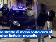 Una stretta di mano costa cara al pusher finito in manette