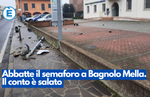 Abbatte il semaforo a Bagnolo Mella. Il conto è salato