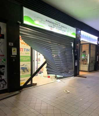 Sanpolino, rubano un furgone e lo usano come ariete