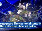 Vergognoso Blanco: non si sente in cuffia e devasta i fiori sul palco