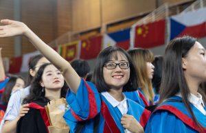 Cina: istruzione superiore, tasso iscrizione al 59,6% nel 2022