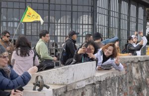 Ungheria: turisti cinesi scattano foto alla Collina del Castello