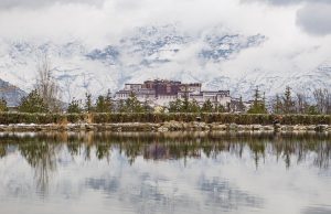 Cina: Tibet, paesaggio innevato a Lhasa
