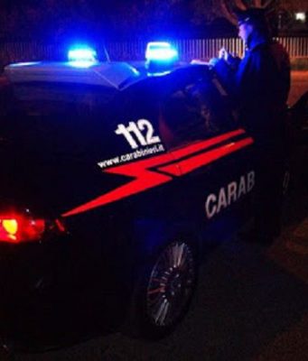 Abbandona i figli sul marciapiede. Denunciato