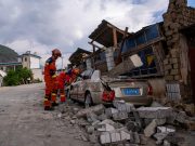 Cina: soccorritori controllano danni causati da terremoto a Baoshan