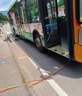 Brescia, 21enne investita da un bus. È grave