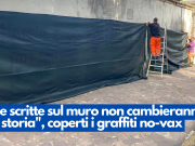 “Le scritte sul muro non cambieranno la storia”, coperti i graffiti no-vax