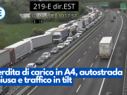 Perdita di carico in A4, autostrada chiusa e traffico in tilt