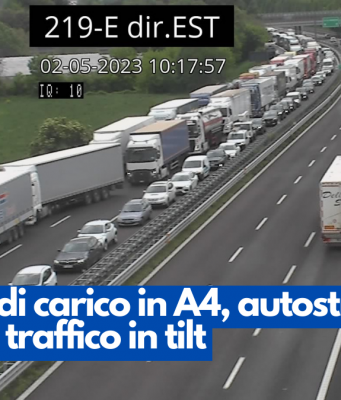 Perdita di carico in A4, autostrada chiusa e traffico in tilt