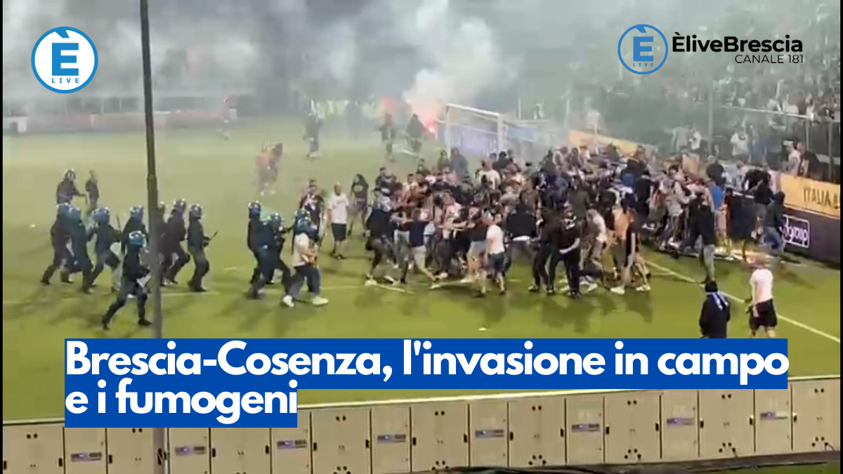 Brescia-Cosenza, l’invasione in campo e i fumogeni – video