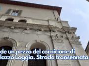 Cede un pezzo del cornicione di Palazzo Loggia. Strada transennata
