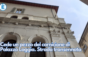 Cede un pezzo del cornicione di Palazzo Loggia. Strada transennata