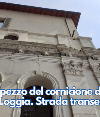 Cede un pezzo del cornicione di Palazzo Loggia. Strada transennata