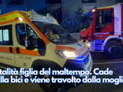 Tragica fatalità figlia del maltempo. Cade dalla bici e viene travolto dalla moglie