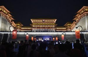 Cina: vista notturna del museo del sito di Yingtianmen a Luoyang