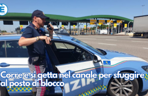 Corre e si getta nel canale per sfuggire al posto di blocco