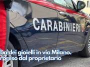 Ruba dei gioielli in via Milano. Sorpreso dal proprietario
