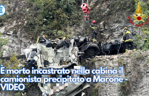 È morto incastrato nella cabina il camionista precipitato a Marone – VIDEO