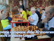 Giovane campione sfida 30 avversari. Scacchi in piazza Loggia