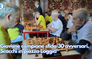 Giovane campione sfida 30 avversari. Scacchi in piazza Loggia