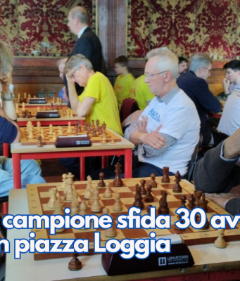 Giovane campione sfida 30 avversari. Scacchi in piazza Loggia