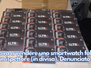 Prova a vendere uno smartwatch falso a un ispettore (in divisa). Denunciato