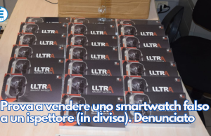 Prova a vendere uno smartwatch falso a un ispettore (in divisa). Denunciato