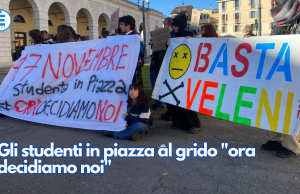 Gli studenti in piazza al grido “ora decidiamo noi”