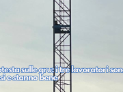 Protesta sulle gru: i tre lavoratori sono scesi e stanno bene
