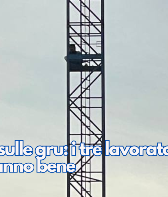 Protesta sulle gru: i tre lavoratori sono scesi e stanno bene