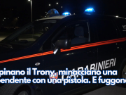 Rapinano il Trony, minacciano una dipendente con una pistola. E fuggono