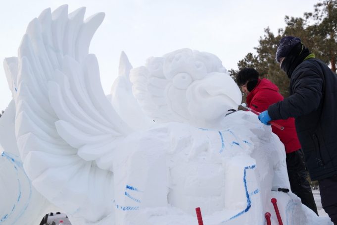 Cina: Harbin, sculture di neve creative pronte ad accogliere turisti (1)
