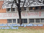 Reazioni durissime ai graffiti no-vax alla scuola Tiboni