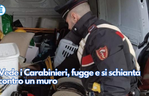 Vede i Carabinieri, fugge e si schianta contro un muro