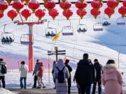 Cina: Xinjiang, turisti nella stazione sciistica di Narat