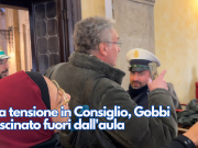 Alta tensione in Consiglio, Gobbi trascinato fuori dall’aula – VIDEO